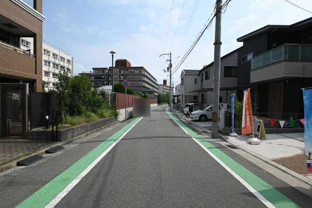 西宮市南甲子園3丁目新築未入居戸建│3SLDK+駐車2台可(車種制限有)の前面道路含む現地写真|前面道路幅は北西側に約6.8ｍ幅です。