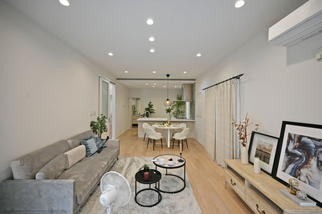 西宮市南甲子園3丁目新築未入居戸建│3SLDK+駐車2台可(車種制限有)の居間・リビング|LDKは19帖超でダイニングテーブルやソファーを設置しても十分な広さとなっております！ 天井一面にダウンライトが採用されたLDKはとても華やかな空間となっております。