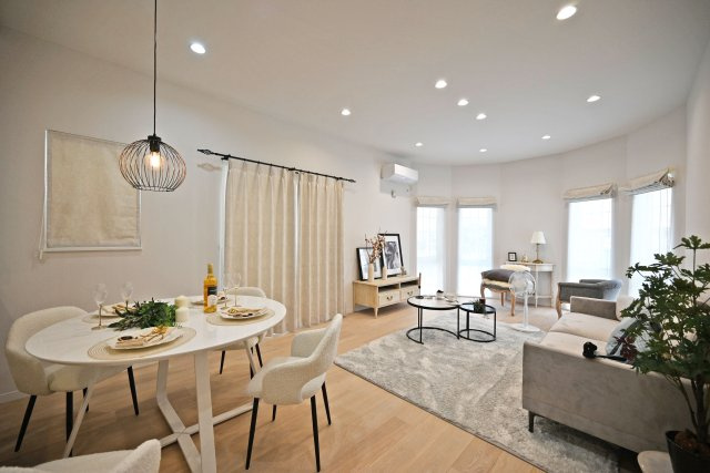 西宮市南甲子園3丁目新築未入居戸建│3SLDK+駐車2台可(車種制限有)の居間・リビング|1階LDK入ってすぐの内観写真です。
入ってすぐのリビングの印象は、「広く落ち着いた空間」です。天井一面にダウンライトを設けるなどLDKに一工夫加えています。