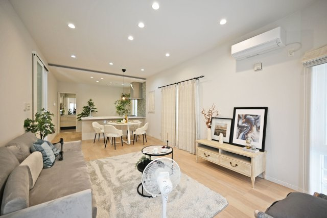 西宮市南甲子園3丁目新築未入居戸建│3SLDK+駐車2台可(車種制限有)の居間・リビング|LDKは約19帖でゆとりある広さです。 インテリア配置に困らない間取り設計に加え、お子様のいる世帯に必要な部屋数を備えた物件です。