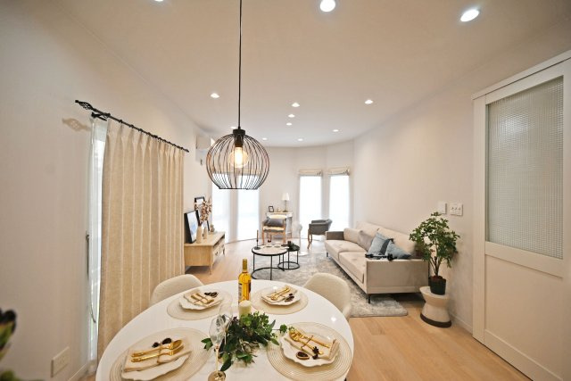 西宮市南甲子園3丁目新築未入居戸建│3SLDK+駐車2台可(車種制限有)の居間・リビング|リビングダイニングが長方形に近い設計で、一体的に活用できるため、食事の時以外にもダイニングテーブルで寛ぎながらご家族やご友人方とのお時間を過ごすことが出来ます。