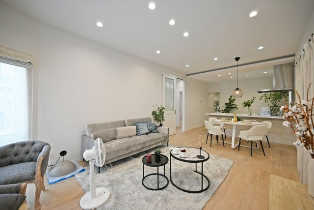 西宮市南甲子園3丁目新築未入居戸建│3SLDK+駐車2台可(車種制限有)の居間・リビング|フルフラットオープンキッチン採用で家族同士のつながりを感じやすい設計を基調としています。天井一面にダウンライトを設けるなど、デザイン性を向上させた内観に仕上がりました。