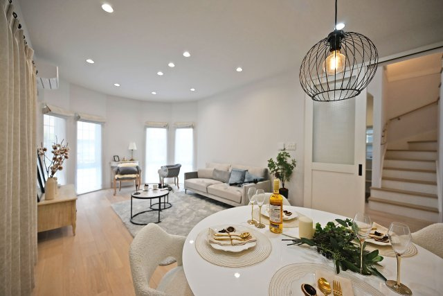 西宮市南甲子園3丁目新築未入居戸建│3SLDK+駐車2台可(車種制限有)の居間・リビング|ダイニングは「誰かが座っても通行の邪魔にならない」ストレスフリーの広さを確保。キッチンからの配膳効率も良いのが魅力です。