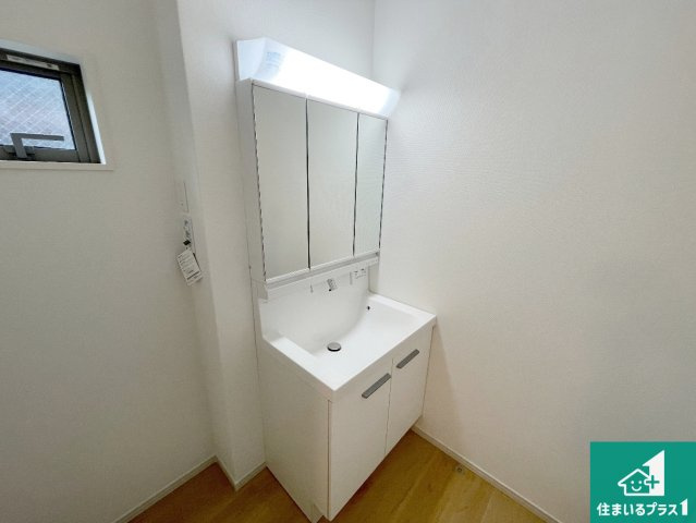 京都市山科区川田西浦町　第1期　新築一戸建ての独立洗面台|清潔感のある洗面台です。フラットな鏡は掃除がしやすく毎日清潔！鏡裏には収納があるのでスッキリとした洗面台が保てます。