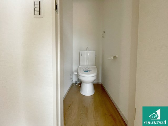 京都市山科区川田西浦町　第1期　新築一戸建てのトイレ|1・2階の2ヶ所にあるので、朝の忙しい時間の順番待ちもなく、深夜の利用にも大変便利です。