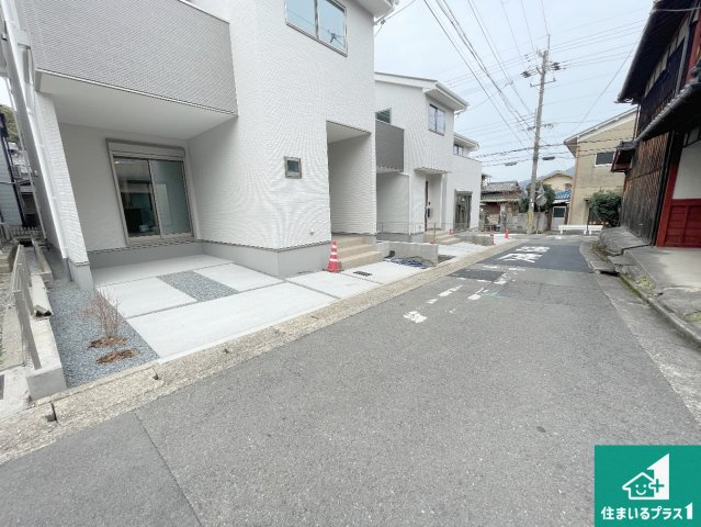 京都市山科区川田西浦町　第1期　新築一戸建ての前面道路含む現地写真|周辺は閑静な住宅街！前面道路広々で車の出し入れも便利です。駐車が苦手な方でも安心して車庫入れできます！