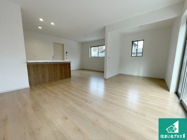 京都市山科区川田西浦町　第1期　新築一戸建ての居間・リビング|日当たり良好の明るいリビングで朝の目覚めもスッキリできそう！対面キッチンでご家族のコミュニケーションも自然と増える設計！小さなお子様が遊ぶスペースを作っても広々とくつろげるLDK！