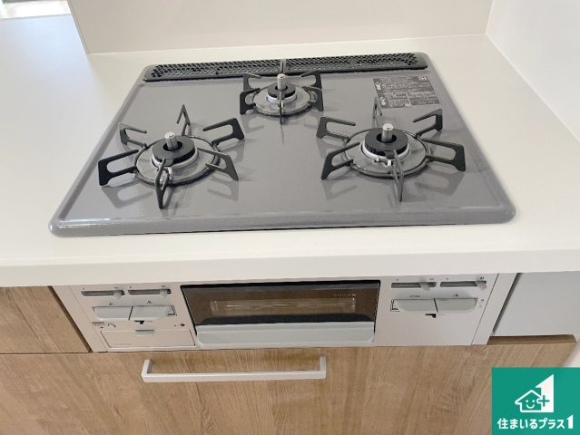 京都市山科区川田西浦町　第1期　新築一戸建ての設備|ダブル高火力Ｓｉセンサー付きコンロ！３口あるので、まとめて料理をする時も大活躍！