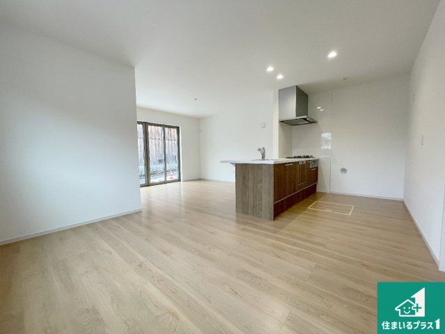 京都市山科区川田西浦町　第1期　新築一戸建ての居間・リビング|シンプルなリビングは、観葉植物等のインテリアを楽しめますね！パパ好みにも、ママ好みにも家具次第で雰囲気を変えることができます！