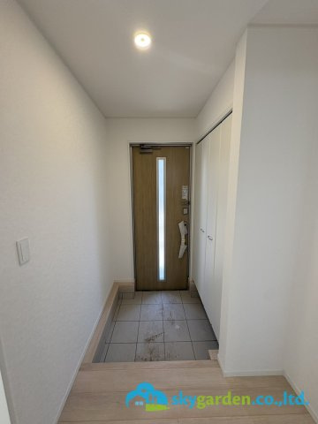 平塚市岡崎第23　新築戸建　全3棟2号棟の玄関