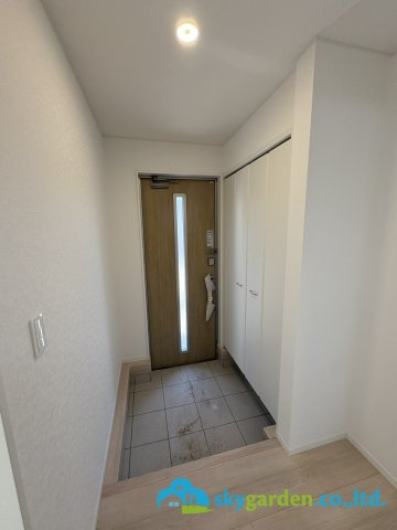 平塚市岡崎第23　新築戸建　全3棟2号棟の玄関