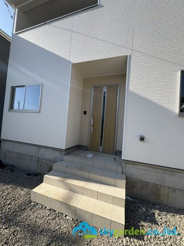 平塚市岡崎第23　新築戸建　全3棟2号棟の玄関