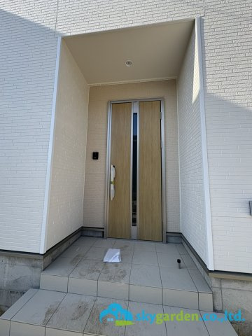 平塚市岡崎第23　新築戸建　全3棟2号棟の玄関