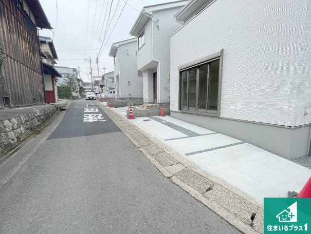 京都市山科区川田西浦町　第1期　新築一戸建ての駐車場|周辺は閑静な住宅街！前面道路広々で車の出し入れも便利です。駐車が苦手な方でも安心して車庫入れできます！