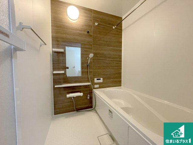 京都市山科区川田西浦町　第1期　新築一戸建ての浴室|足をゆったり伸ばして寛げる浴槽です。窓が設けられていますので差し込む光が明るく穏やかな雰囲気にしてくれます♪浴室乾燥機も設置しているので、雨の日の洗濯物も安心です♪