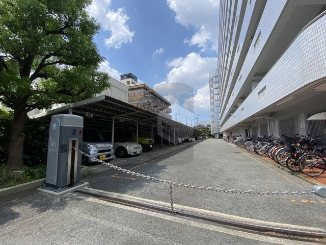 シャトー寿楽の駐車場