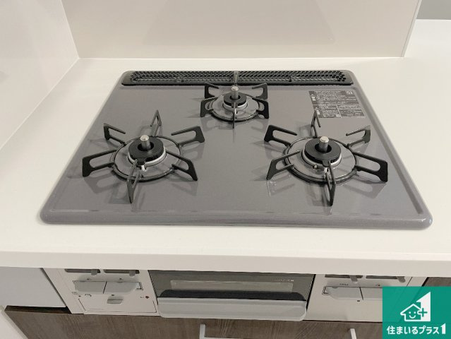 京都市山科区川田西浦町　第1期　新築一戸建ての設備|ダブル高火力Ｓｉセンサー付きコンロ！３口あるので、まとめて料理をする時も大活躍！