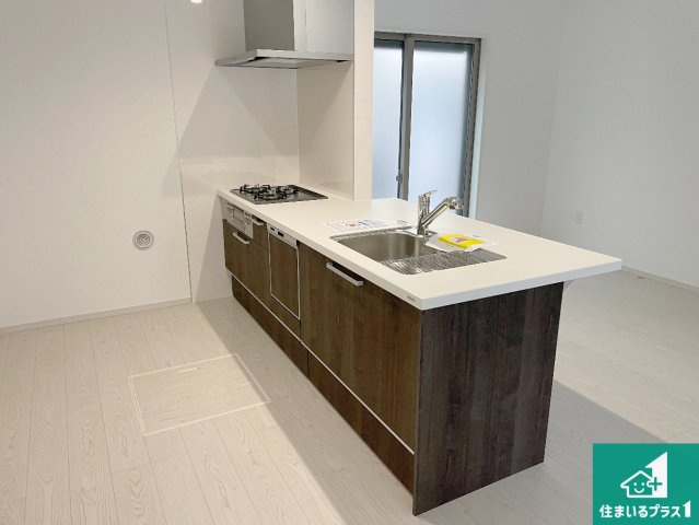 京都市山科区川田西浦町　第1期　新築一戸建てのキッチン|リビングと統一感があり、使い勝手のいいキッチン。広々としているので、二人並んで作業が出来ちゃいます。お子様と一緒に色々なお料理に挑戦できるスペースがあります。