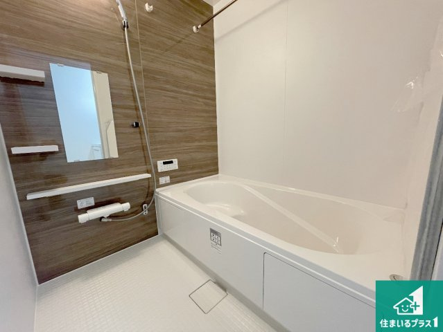 京都市山科区川田西浦町　第1期　新築一戸建ての浴室|足をゆったり伸ばして寛げる浴槽です。窓が設けられていますので差し込む光が明るく穏やかな雰囲気にしてくれます♪浴室乾燥機も設置しているので、雨の日の洗濯物も安心です♪