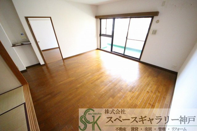 ヴィルドヴァン西神南2番館の居間・リビング