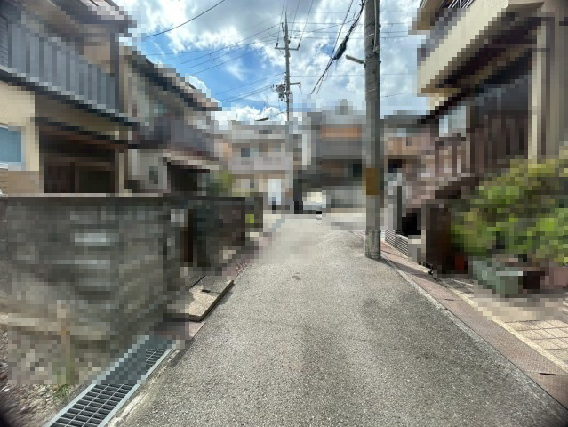 向日市物集女町燈篭前の前面道路含む現地写真|お車1台可能。