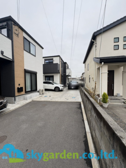 茅ヶ崎市若松町　中古戸建の前面道路含む現地写真