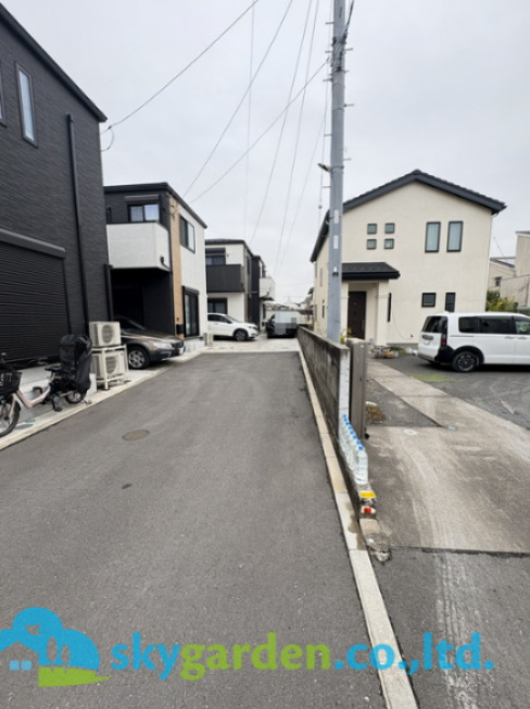 茅ヶ崎市若松町　中古戸建の前面道路含む現地写真