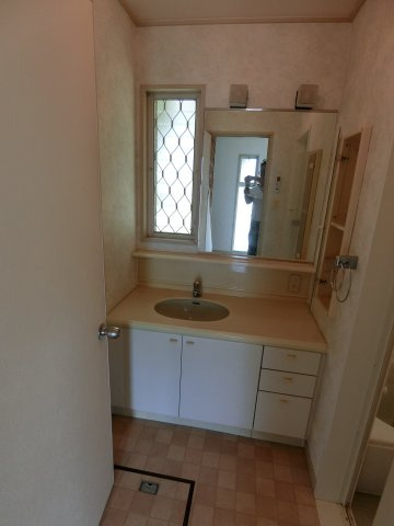 神戸市西区竹の台5丁目　中古戸建の洗面所|カウンター洗面台です