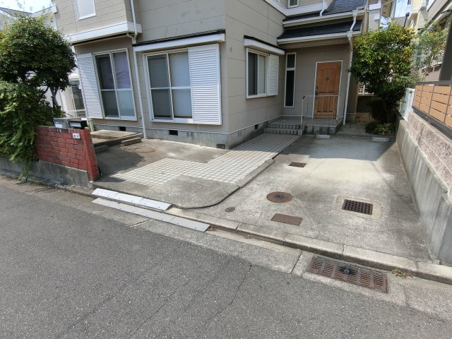 神戸市西区竹の台5丁目　中古戸建の駐車場|カースペース　２台駐車可能です