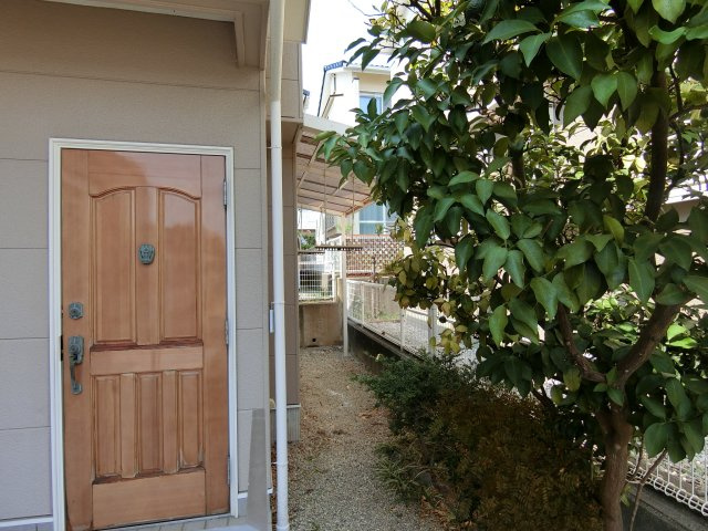 神戸市西区竹の台5丁目　中古戸建の玄関|格式高い木目の玄関ドア