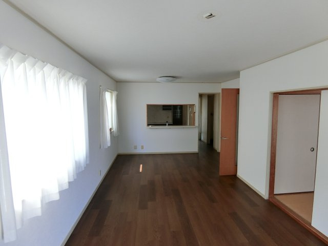 神戸市西区竹の台5丁目　中古戸建の居間・リビング|広がりのあるリビングダイニングスペース約１４畳のスペースです