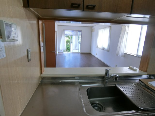 神戸市西区竹の台5丁目　中古戸建のキッチン|キッチンからリビングダイニングを眺める