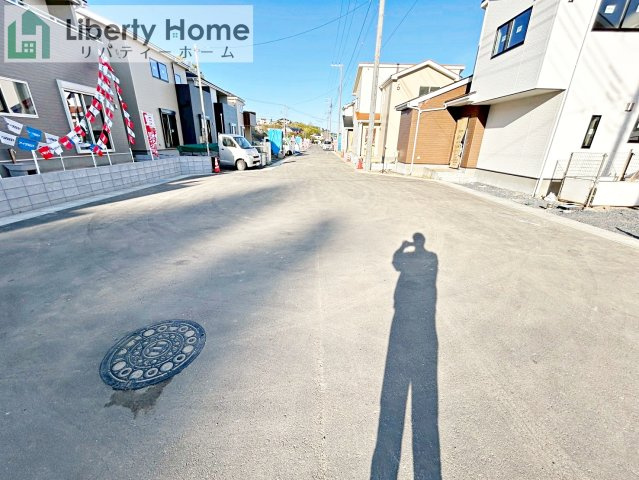 日立市西成沢町2丁目23-P1　新築戸建　8号棟の前面道路含む現地写真