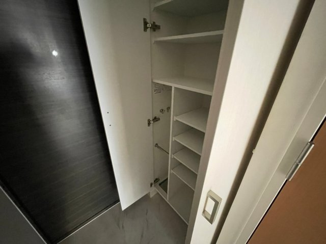 エスリード京橋WESTの収納|(参考)同マンション反転タイプの間取部屋写真