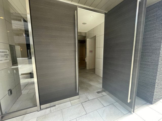 エスリード京橋WESTのエントランス