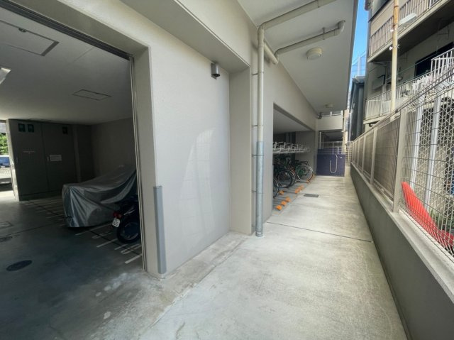 エスリード京橋WESTの駐車場