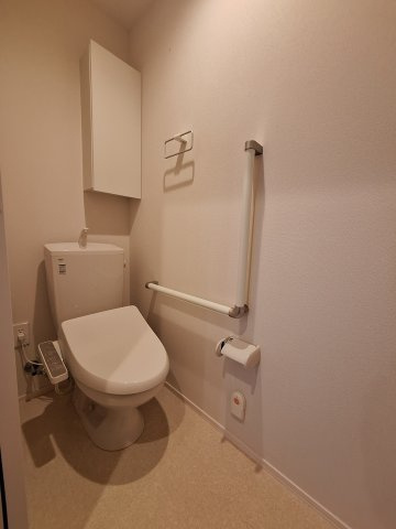 （シニア限定）ヘーベルVillage北浦和公園のトイレ|手すり付きでつまづき防止/温水洗浄便座付き