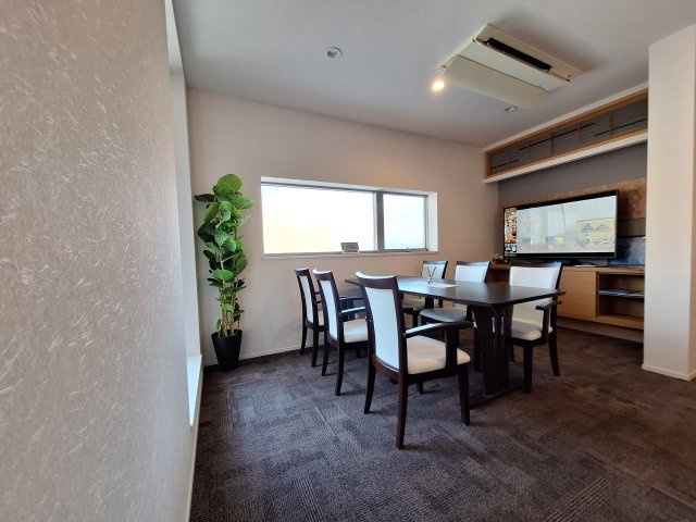 （シニア限定）ヘーベルVillage北浦和公園のロビー|タクシーやご家族が待てるエントランスロビー