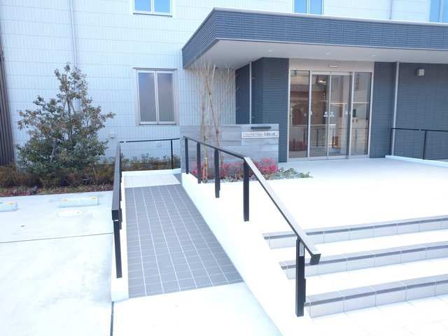 （シニア限定）ヘーベルVillage北浦和公園のエントランス|エントランスにスロープ有