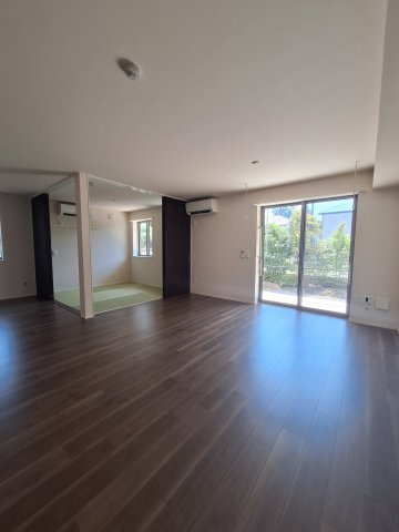 （シニア限定）ヘーベルVillage北浦和公園の居間・リビング|柱の少ない四隅をしっかり使えるお部屋です