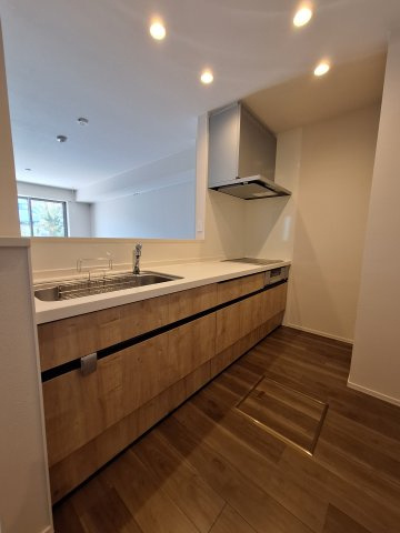 （シニア限定）ヘーベルVillage北浦和公園のキッチン|座りながら作業ができるキッチンです。IHで火災予防に配慮