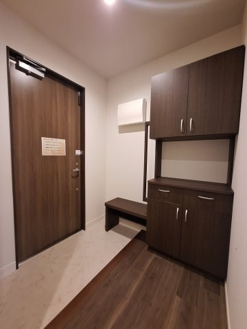 （シニア限定）ヘーベルVillage北浦和公園の玄関|手すりと椅子で立ち座りを補助/靴の履き替え時の転倒防止