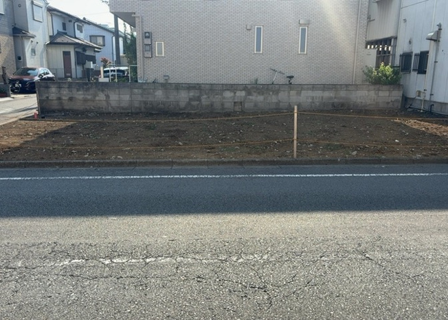 【外観】 | 土地の形が極端に長細かったり、狭小地、あるいは道路との高低差がある傾斜地だった場合、後々売ろうとしても買い手がつかない場合もあります。後々、売却することになった時に価値の下がらない土地を選びましょう。