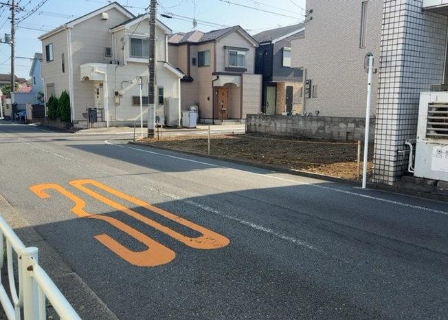 【外観】 | 家を建てる場合、方位は要チェックです。現実的に日当たりのよい家ならばリビングは南側、建築基準法でも北側に当たる家への配慮は求められています。土地を見学に行く際は、方位磁針を持って行くようにしましょう。