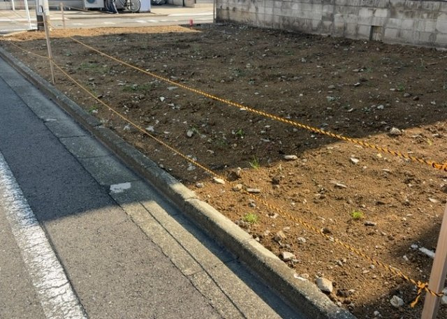 【外観】 | 土地を買う際、住む地域の自治体や福祉の補助制度にも注目してみましょう。子供や老人の医療補助やゴミ出しのルールなど、自治体によってルールに大きな違いがあるため、暮らしやすい土地で判断するとよいでしょう。