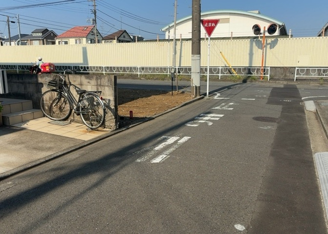 【外観】 | 現地に行くなら、物件の周囲の地形がどうなっているかを見ることも大切です。周辺より低くなっている土地では、大雨などで水が集まりやすいため、地盤が弱くなっているということも考えられるため、注意が必要です。