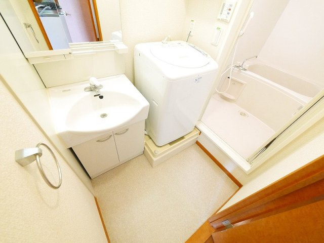 レオパレスケルンの洗面所|ゆったりとスペースのある洗面所