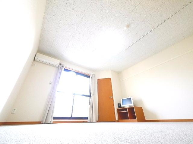 レオパレスケルンの寝室|落ち着いた色調の寝室です