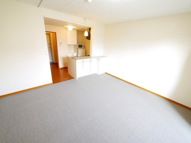 レオパレスケルンの居間・リビング|ゆったり過ごせる居間です