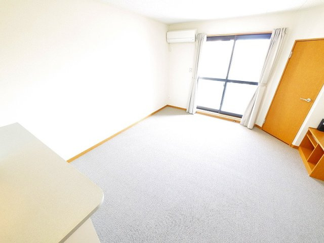 レオパレスケルンの洋室|ゆったりした洋室です